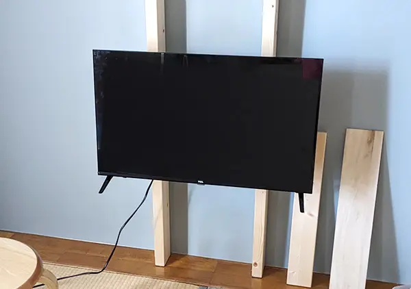 賃貸で穴を開けずに壁掛けテレビ｜DIY