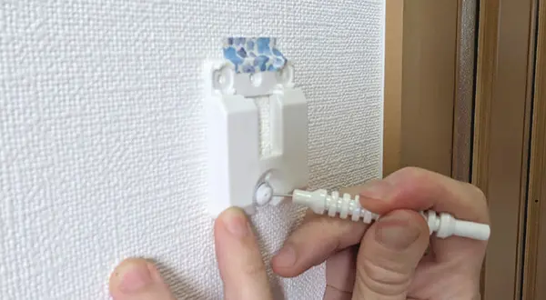 壁側パーツの穴にピンを差す