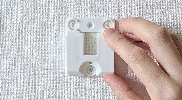 壁側パーツの中央の穴をマーカーに合わせる