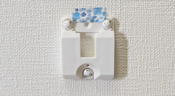 壁に壁側パーツが取り付けられた状態