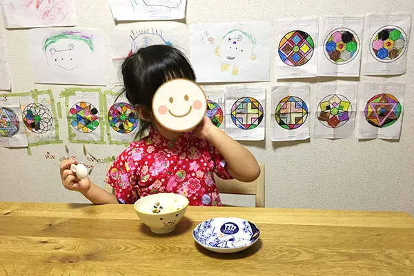 リビングの正面に作品がびっしり