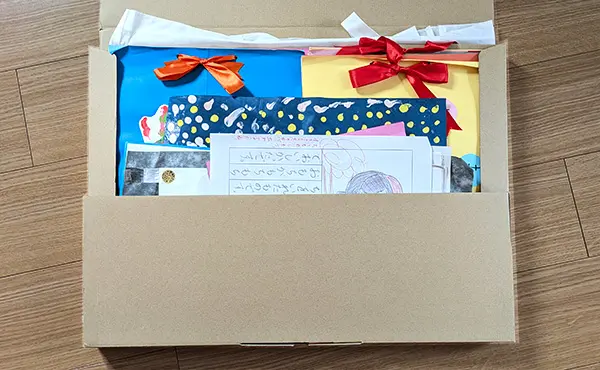 子供の作品を収納ケースに入れた