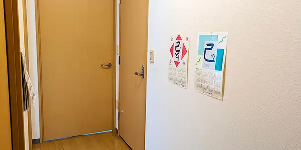 廊下に飾った習字作品