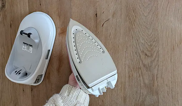 スチームアイロンの裏側｜穴がある