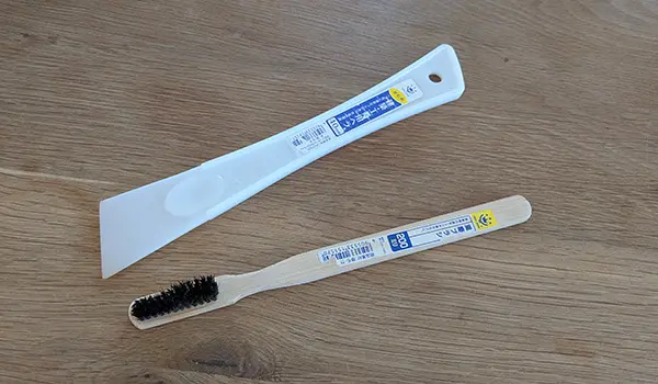 豚毛の竹ブラシと建築用ヘラ|掃除に便利