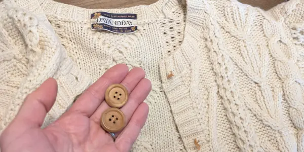 ボタンが二つ取れた｜手編みのセーター