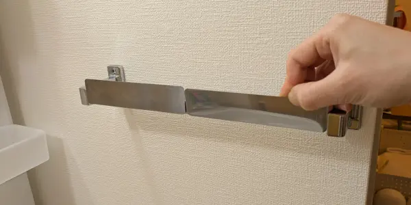 100均の磁石用取り付けパネルをタオルバーに取り付ける