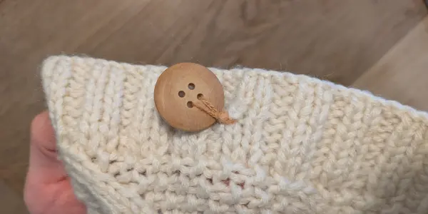 ボタンが取れそう｜手編みのセーター｜捨てられない
