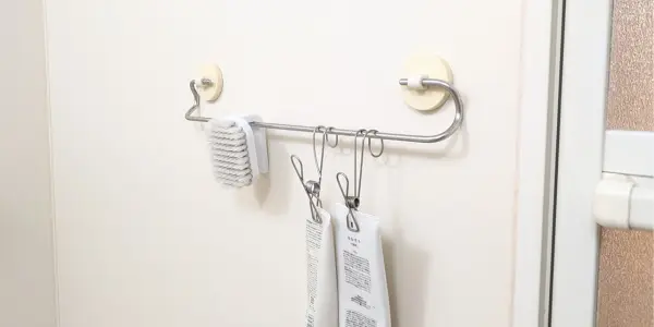 100均一の立つミニブラシは掛けて収納