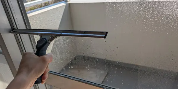 窓掃除｜スクイージーで窓掃除