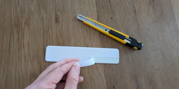 100均の磁石用パネルの裏の粘着面