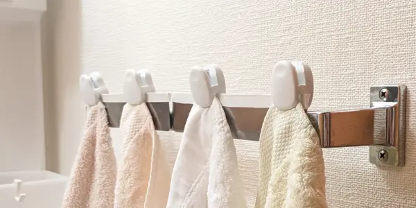 タオルの設置方法|パネルにタオルをクリップで挟む